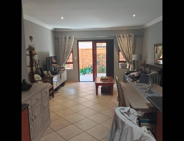 3 BEDROOM TOWNHOUSE FOR SALE IN BARTLETT